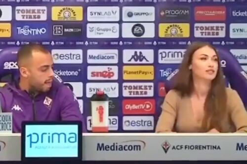 VIDEO: Futbolista causa polémica por gesto acosador hacia jefa de prensa