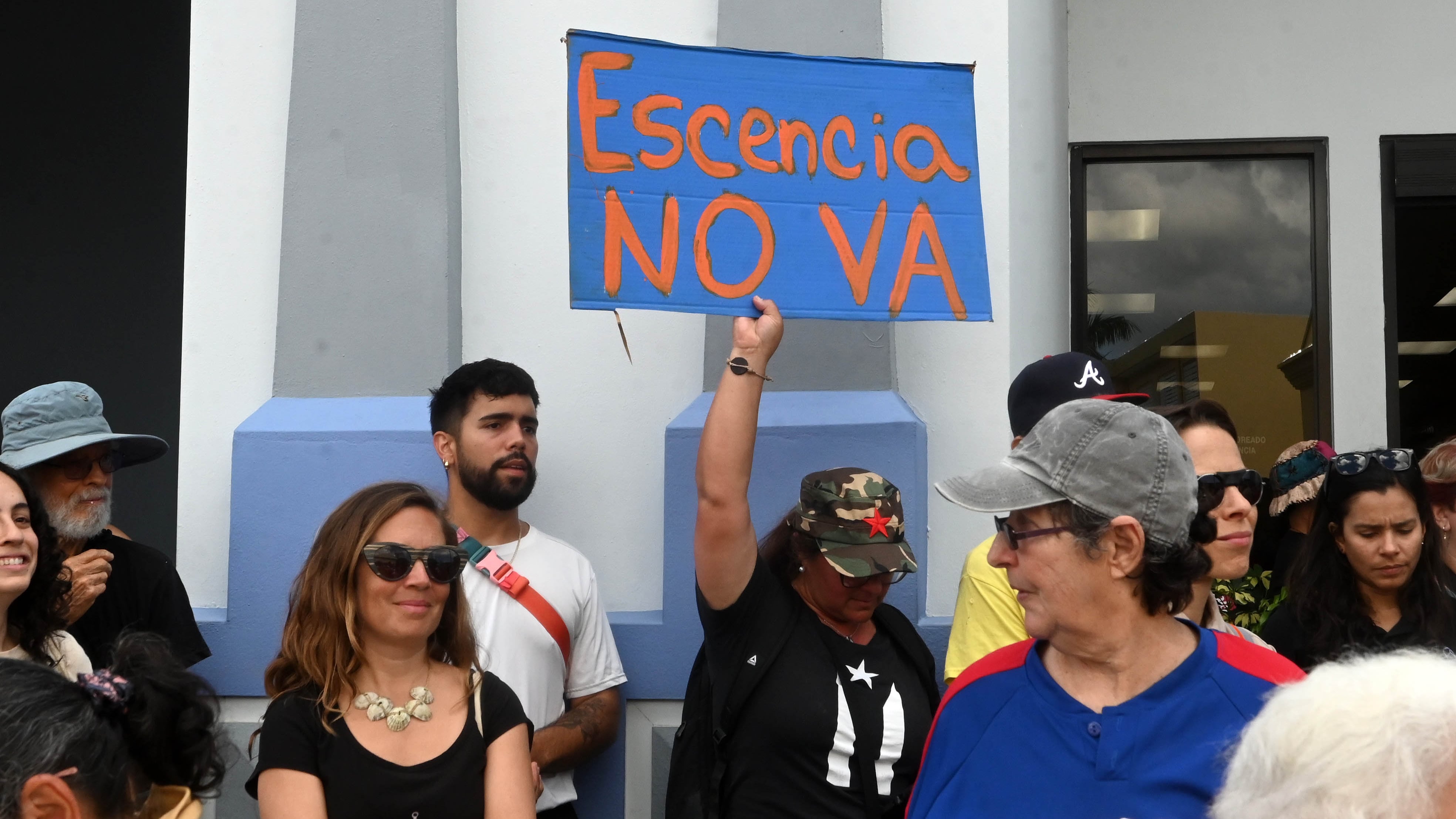 Varias personas protestan contra el Proyecto Esencia.
