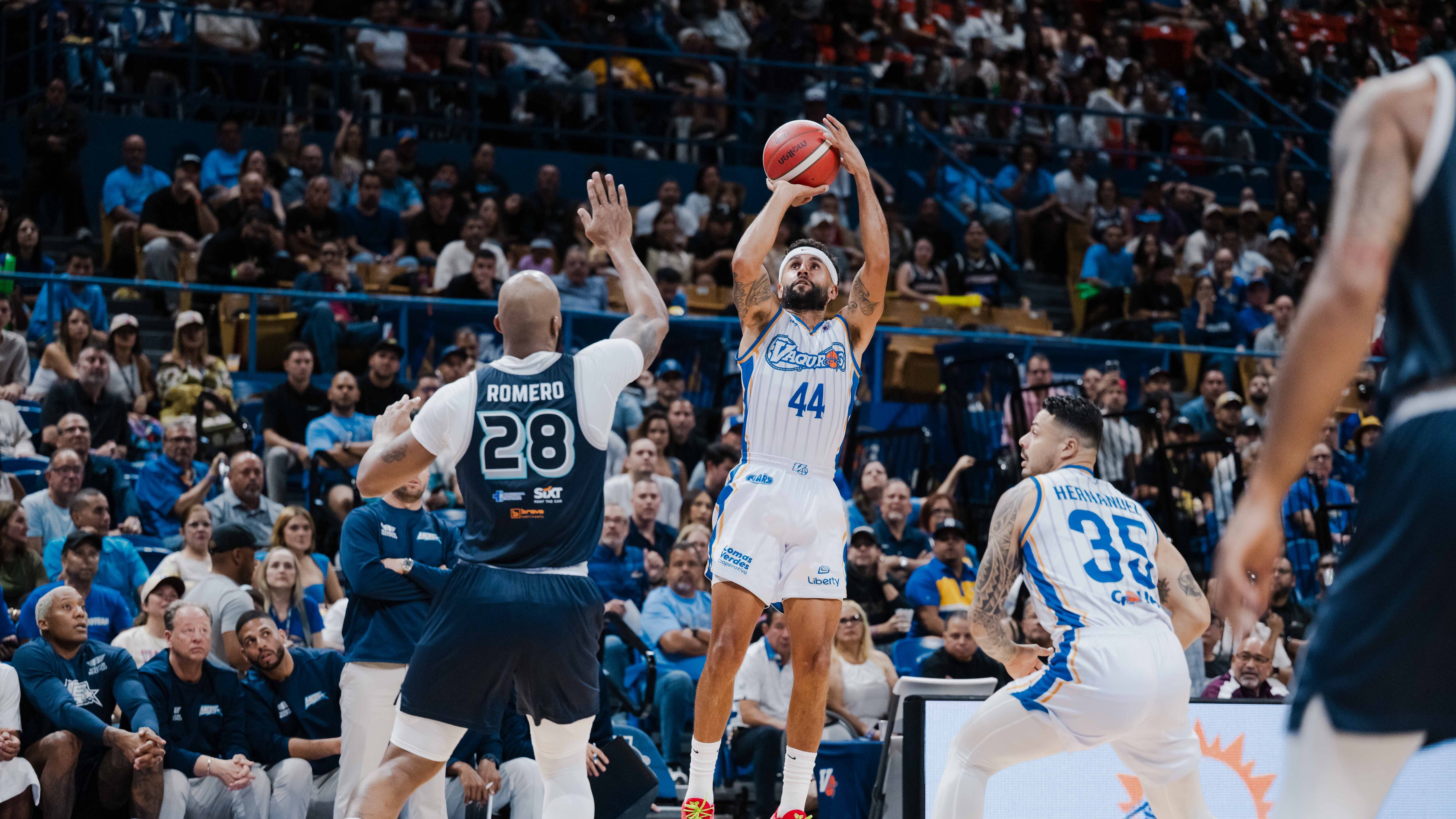 En la victoria de los Vaqueros de Bayamón sobre Guaynabo.