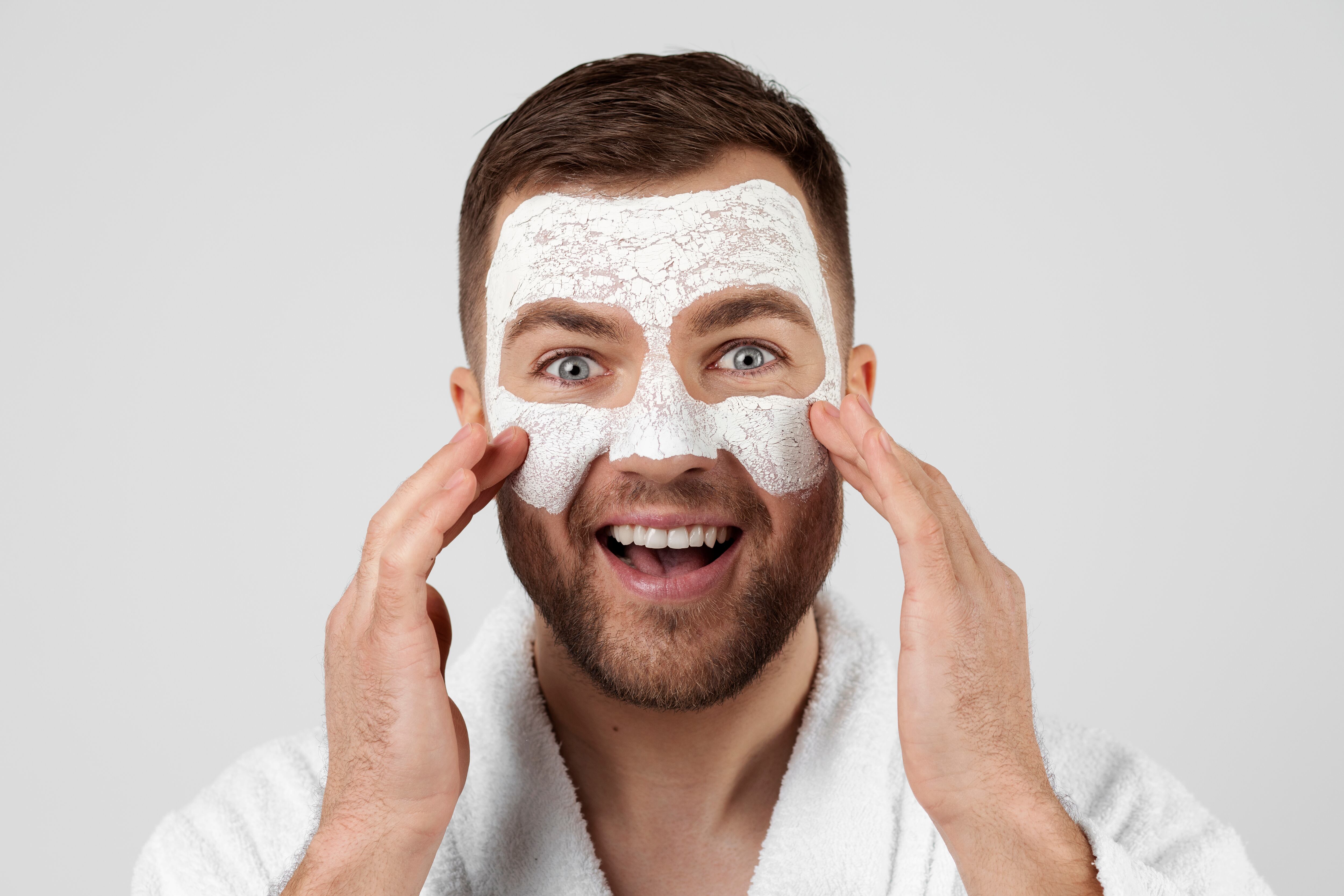 Entre los principales beneficios de las mascarillas faciales destacan: hidratar y humectar la piel, retirar el exceso de grasa, eliminar las impurezas y ayudar a reducir los signos de envejecimiento. Foto: Freepik.