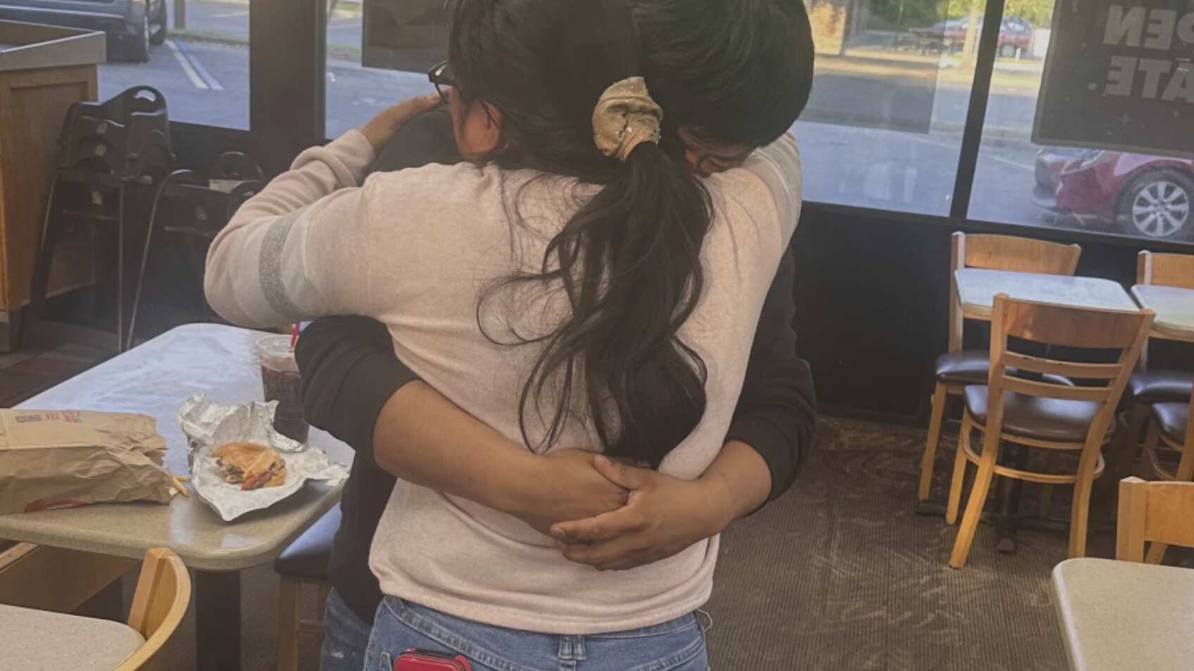 Juan Carlos López Gómez, de 20 años y ciudadano estadounidense, abraza a su madre en Tallahassee, Florida, tras ser liberado, el 17 de abril de 2025, de su detención por parte de autoridades migratorias. (Thomas Kennedy vía AP)