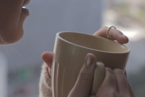 Beber mucho café reduce el tamaño de tus senos