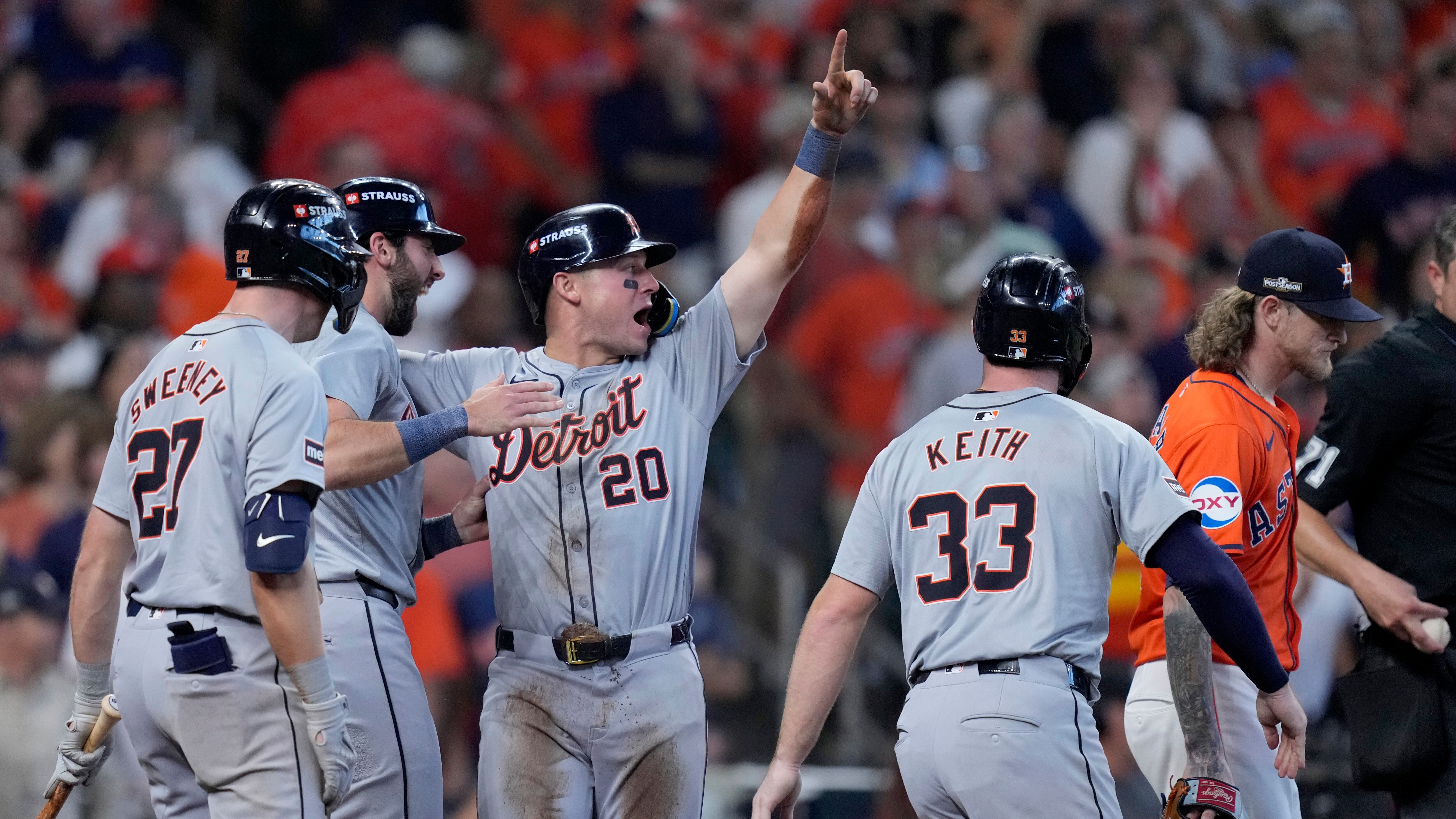 Trey Sweeney (27), Matt Vierling (izquierda), Spencer Torkelson (20) y Colt Keith (33) celebran luego que Torkelson, Keith y Vierling anotaron con un doble de Andy Ibánez ante los Astros de Houston, el miércoles 2 de octubre de 2024, en Houston. (AP Foto/Kevin M. Cox)