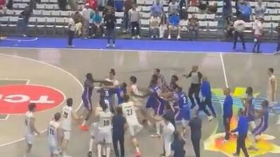 La República Dominicana ganó el partido el tiempo extra, pero al final hubo una trifulca entre jugadores.