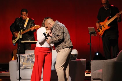 San Juan, P.R.- Abraham junto a su hija Deborita, interpretando "Amándote". (2 de noviembre de 2025)