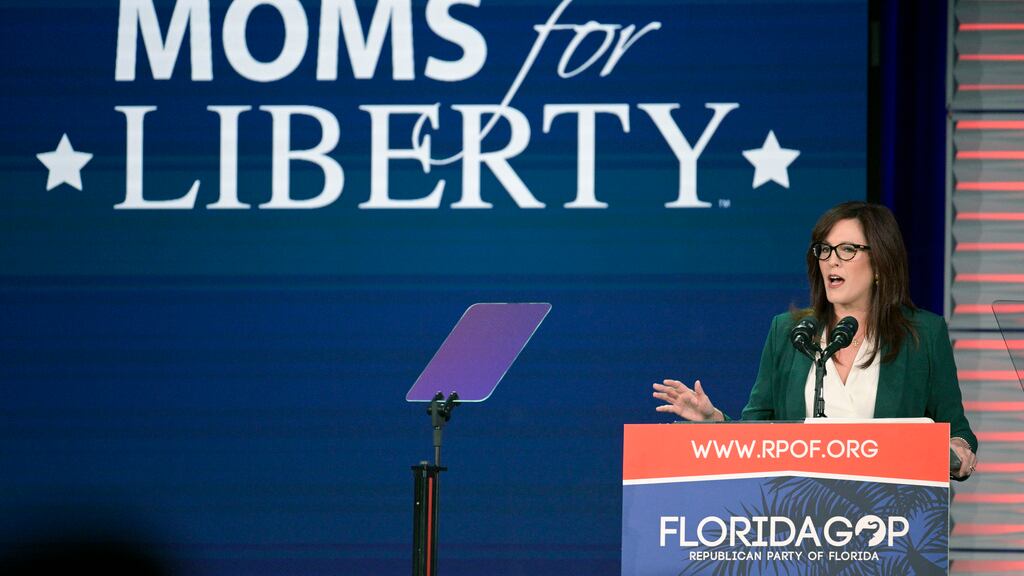 ARCHIVO - La fundadora de Moms for Liberty, Tiffany Justice, habla en la Cumbre de la Libertad del Partido Republicano de Florida, el 4 de noviembre de 2023, en Kissimmee, Florida. (AP Foto/Phelan M. Ebenhack, Archivo)