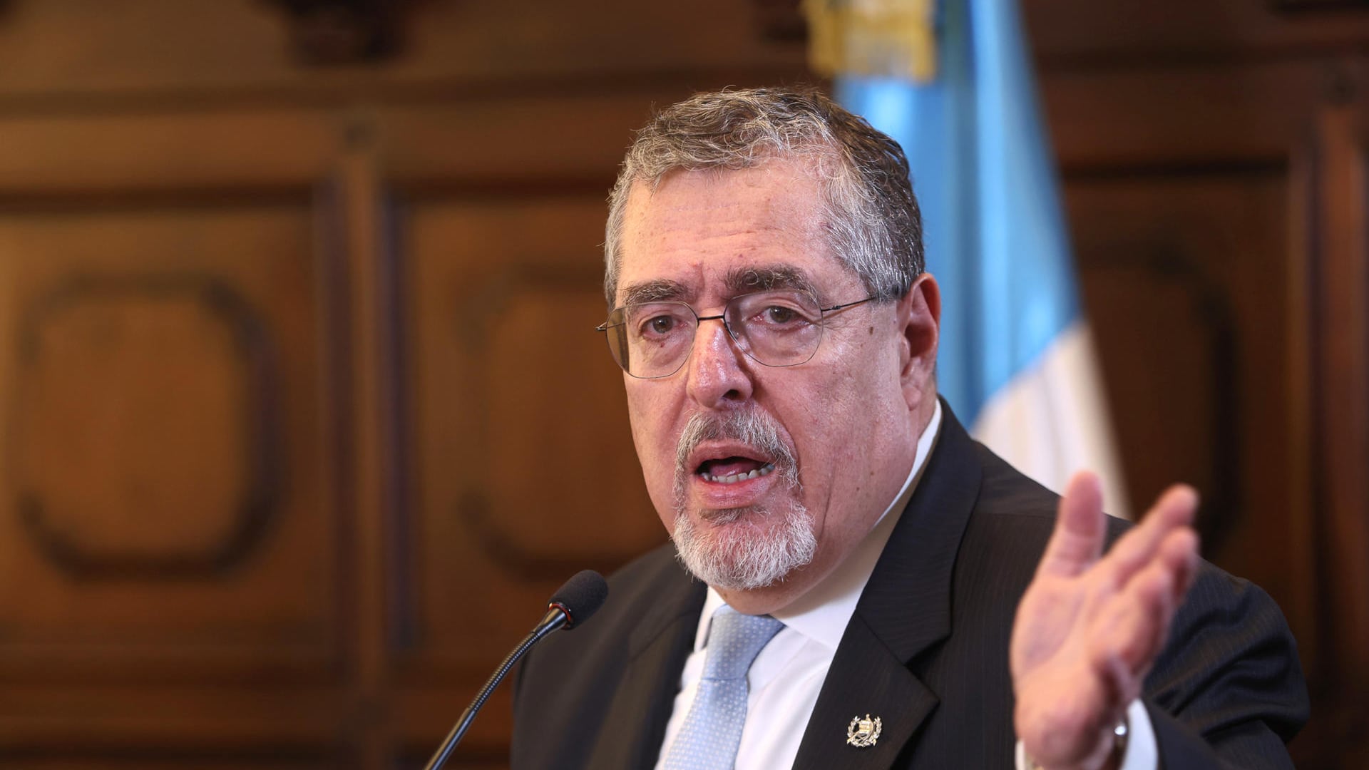 El presidente de Guatemala promete que el asesinato de nueve policías no quedará impune