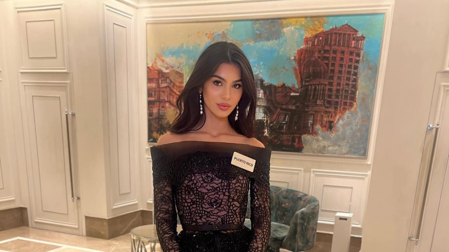 Elena lució un elegante atuendo del diseñador boricua Juan Carlos Collazo.