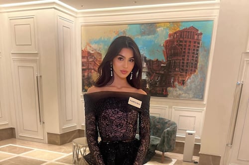 Elena Rivera se enfrenta al jurado en el certamen Miss Mundo en India