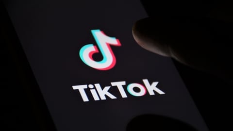 Muere niño por reto de TikTok en Reino Unido.