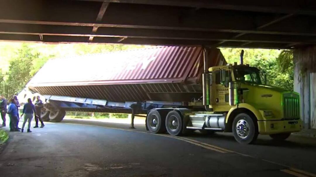 Accidente con camión en el expreso Kennedy.