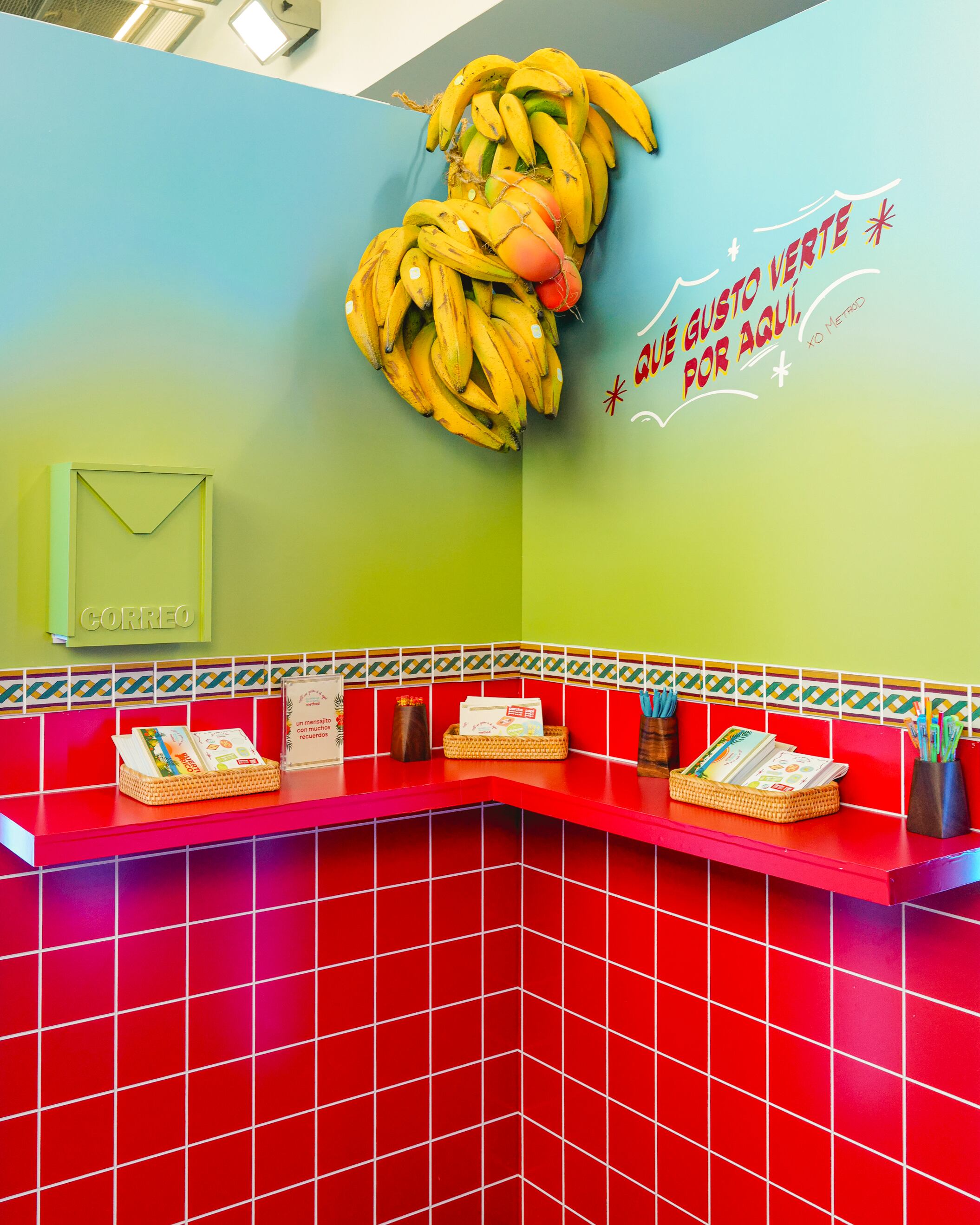 Method convierte el baño del Coliseo en una experiencia multisensorial Pa’l Recuerdo.