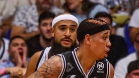 Jugador con balon durante el BSN.