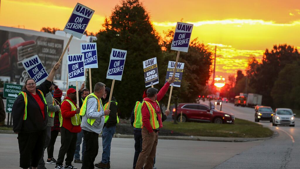 ARCHIVO - Miembros del sindicato United Auto Workers protestan afuera de una planta de camionetas de Ford en Louisville, Kentucky, el 12 de octubre de 2023. (Michael Clevenger/Courier Journal via AP, Archivo)