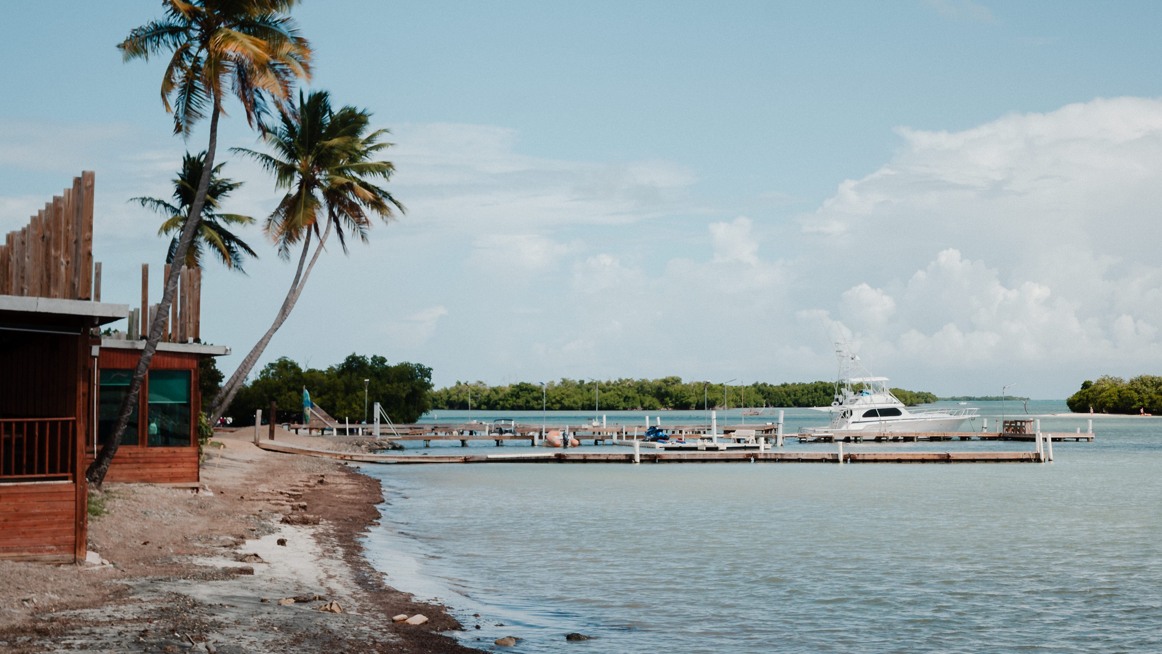 Estampas de Salinas, pueblo en la costa sur de Puerto Rico.