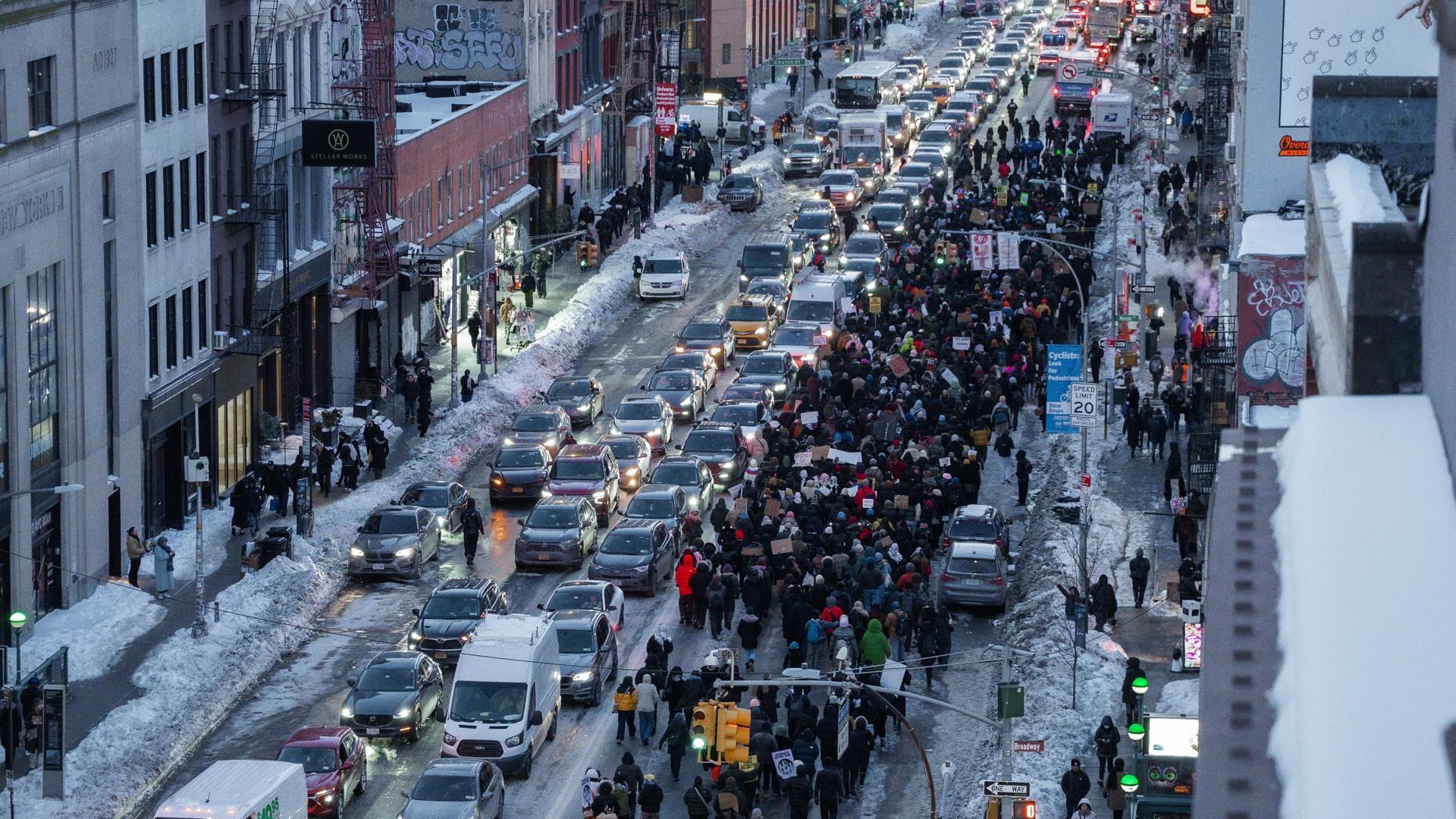 Miles de personas salen a las calles durante una huelga general a nivel nacional y protestan contra las operaciones de control migratorio en Nueva York, el 30 de enero de 2026. EFE/EPA/Olga Fedorova