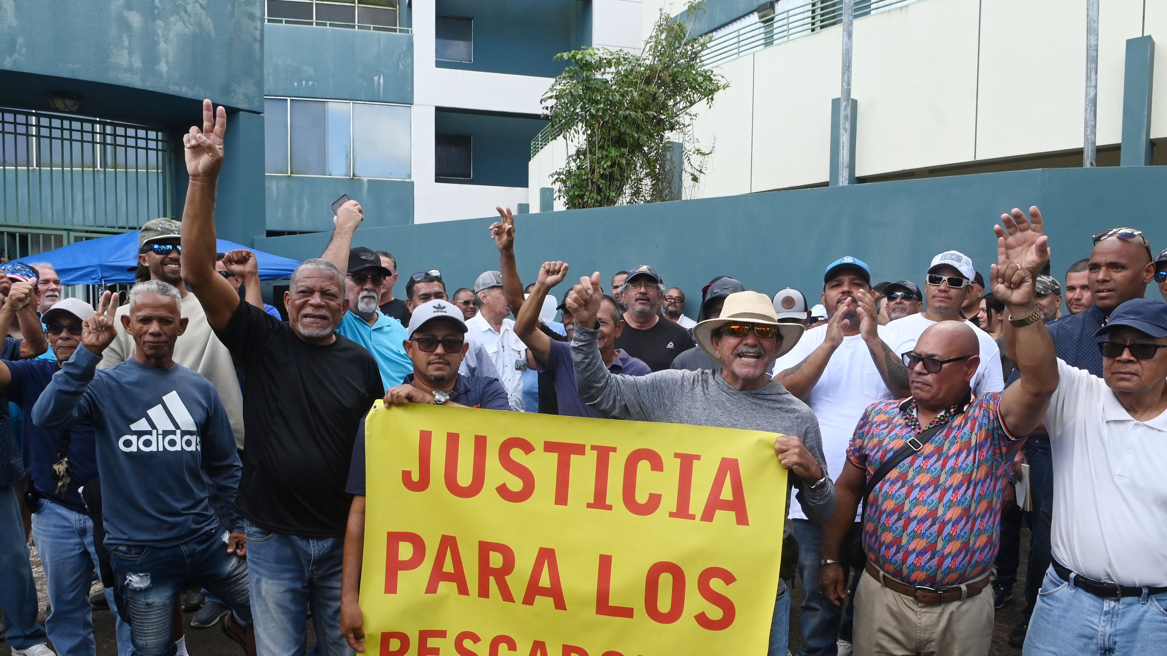 Protesta de varias organizaciones de pescadores , por la falta de desembolso de unos fondos por la perdidas sufridas por estos en varios desastres naturales.
