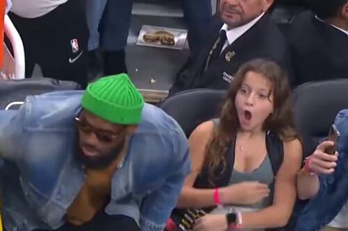 VIDEO | Así fue la reacción de una fan al ver a Lebron James sentarse a su lado durante partido de la NBA