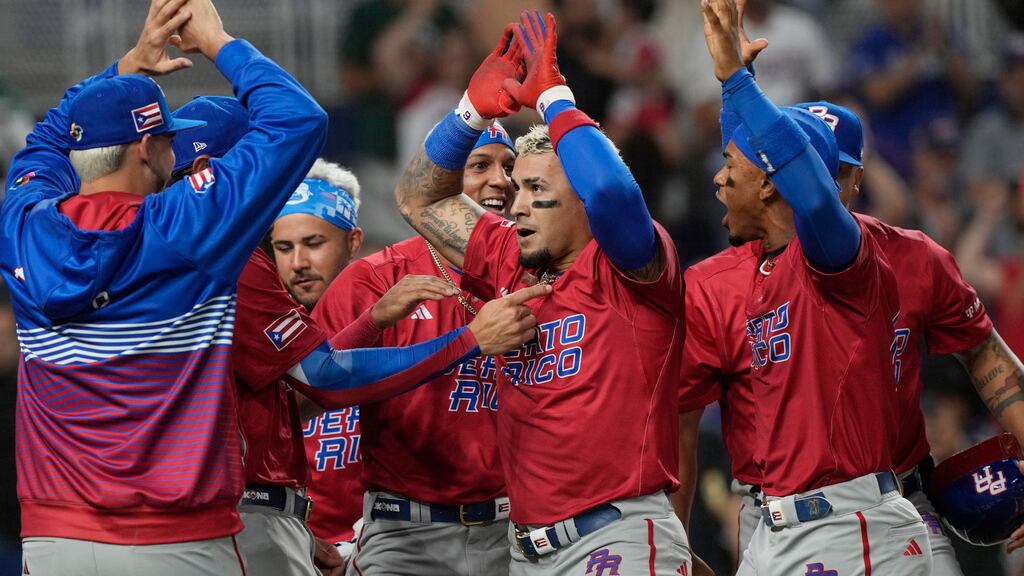 Puerto Rico celebra tras cuadrangular de Javier Báez.