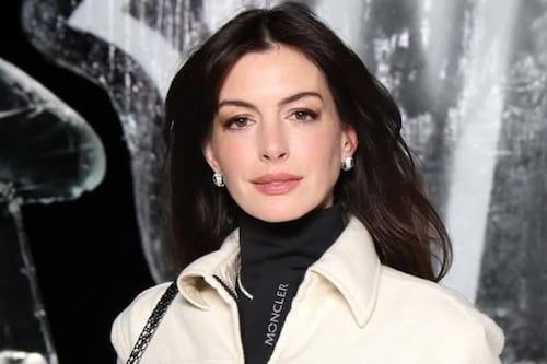 “Espectacular”: Anne Hathaway deja en shock al internet con impresionante look estilo ‘Gatúbela’