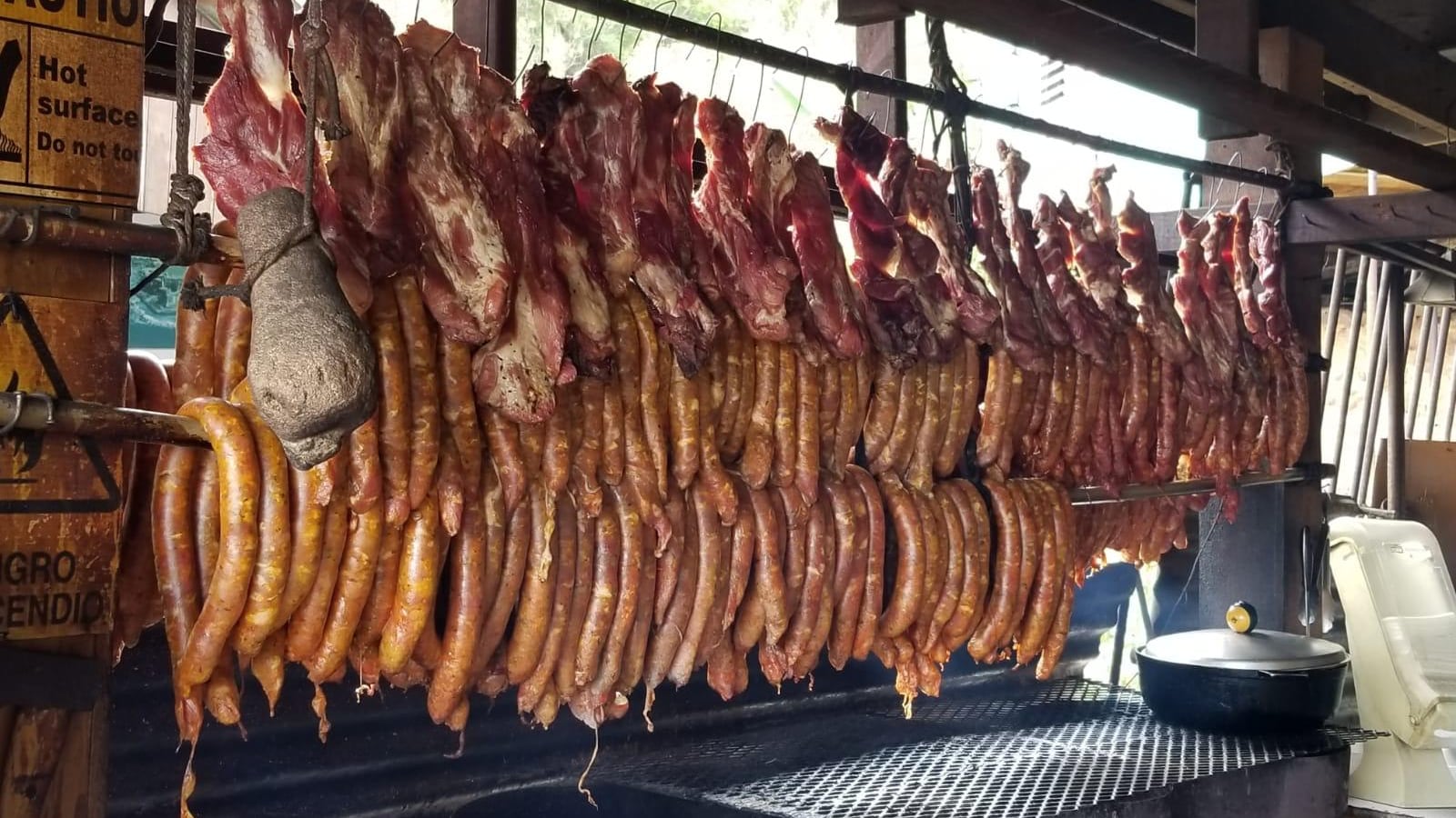 Preparación de carne ahumada y longanizas del Rancho de Las Longanizas Don Nando