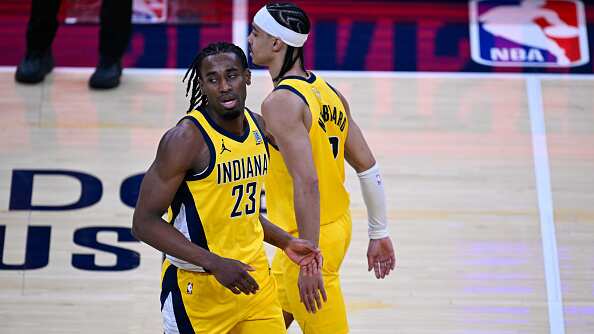 INDIANAPOLIS, INDIANA - 19 DE JUNIO: Aaron Nesmith (23), de los Indiana Pacers, gesticula durante el juego 6 de las Finales de la NBA entre los Indiana Pacers y el Oklahoma City Thunder en el Gainbridge Fieldhouse el 19 de junio de 2025 en Indianápolis, Indiana, Estados Unidos. (Foto por Tayfun Coskun/Anadolu vía Getty Images)