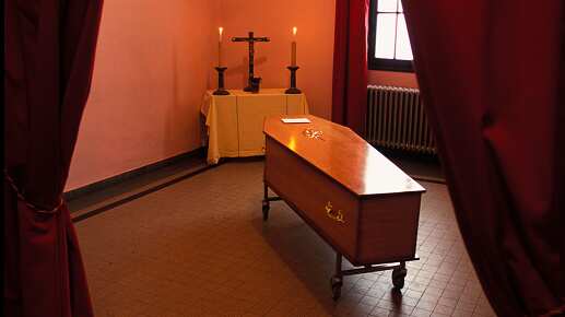 Mujer fue encontrada con vida dentro de un ataúd en Los Ríos.