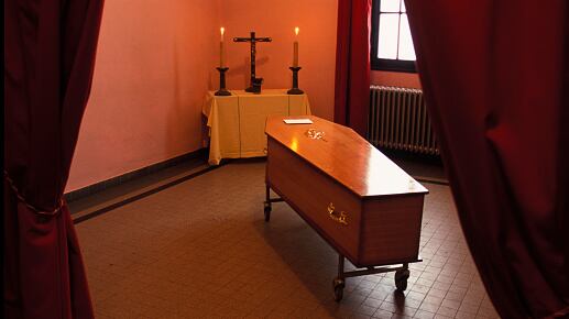 Mujer fue encontrada con vida dentro de un ataúd en Los Ríos.