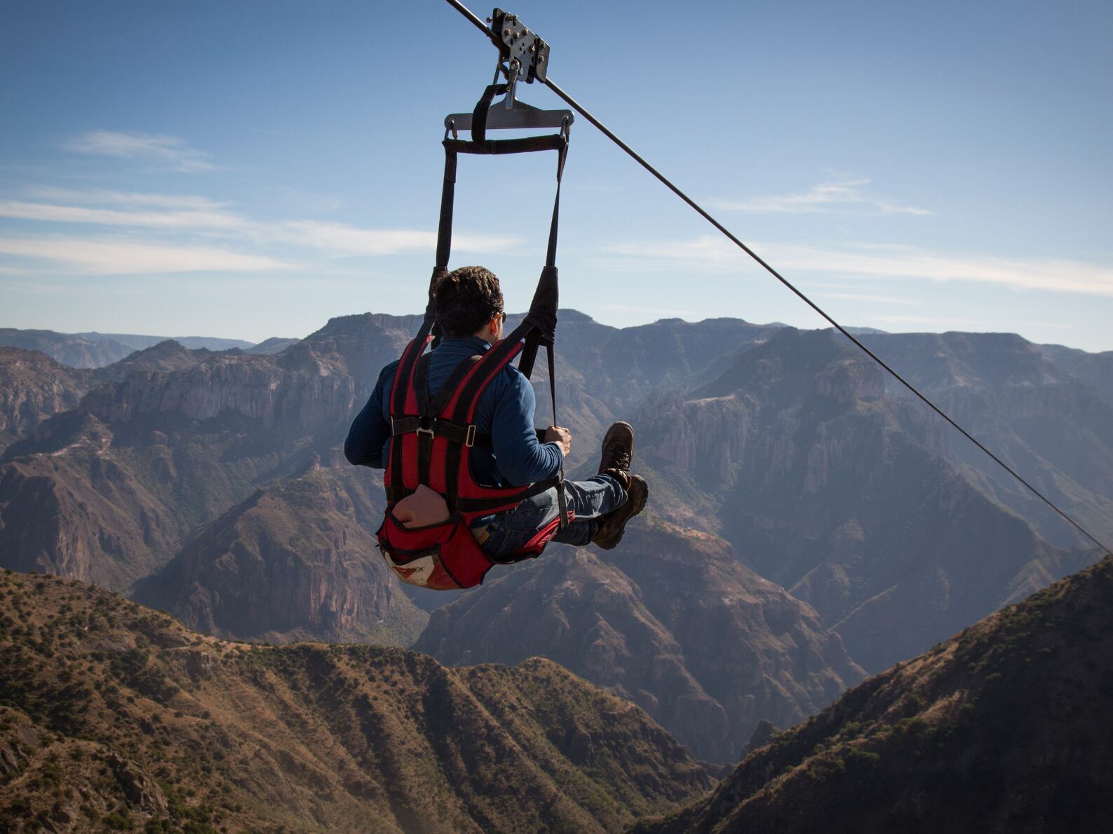 Hay una experiencia que nos permite volar por encima de océanos, selvas y hasta volcanes: estas son las tirolinas más espectaculares del mundo: la tirolesa.