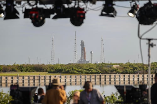 NASA inicia carga de combustible del cohete Artemis II previo a lanzamiento lunar