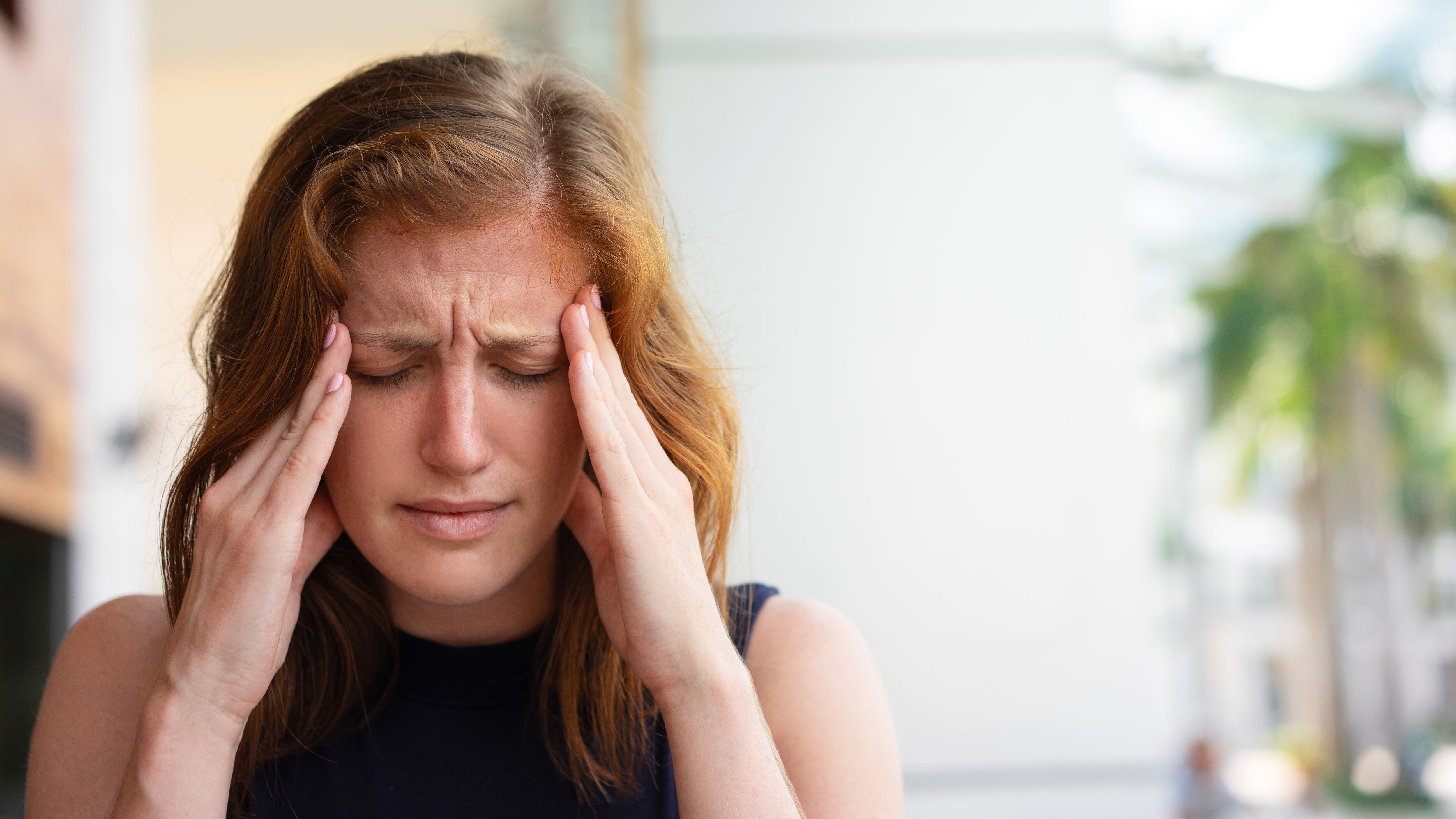 Se le conoce médicamente como cefalea, y puede ir desde un dolor leve hasta un dolor intenso que puede incapacitar a una persona durante horas.  Foto: Freepik.