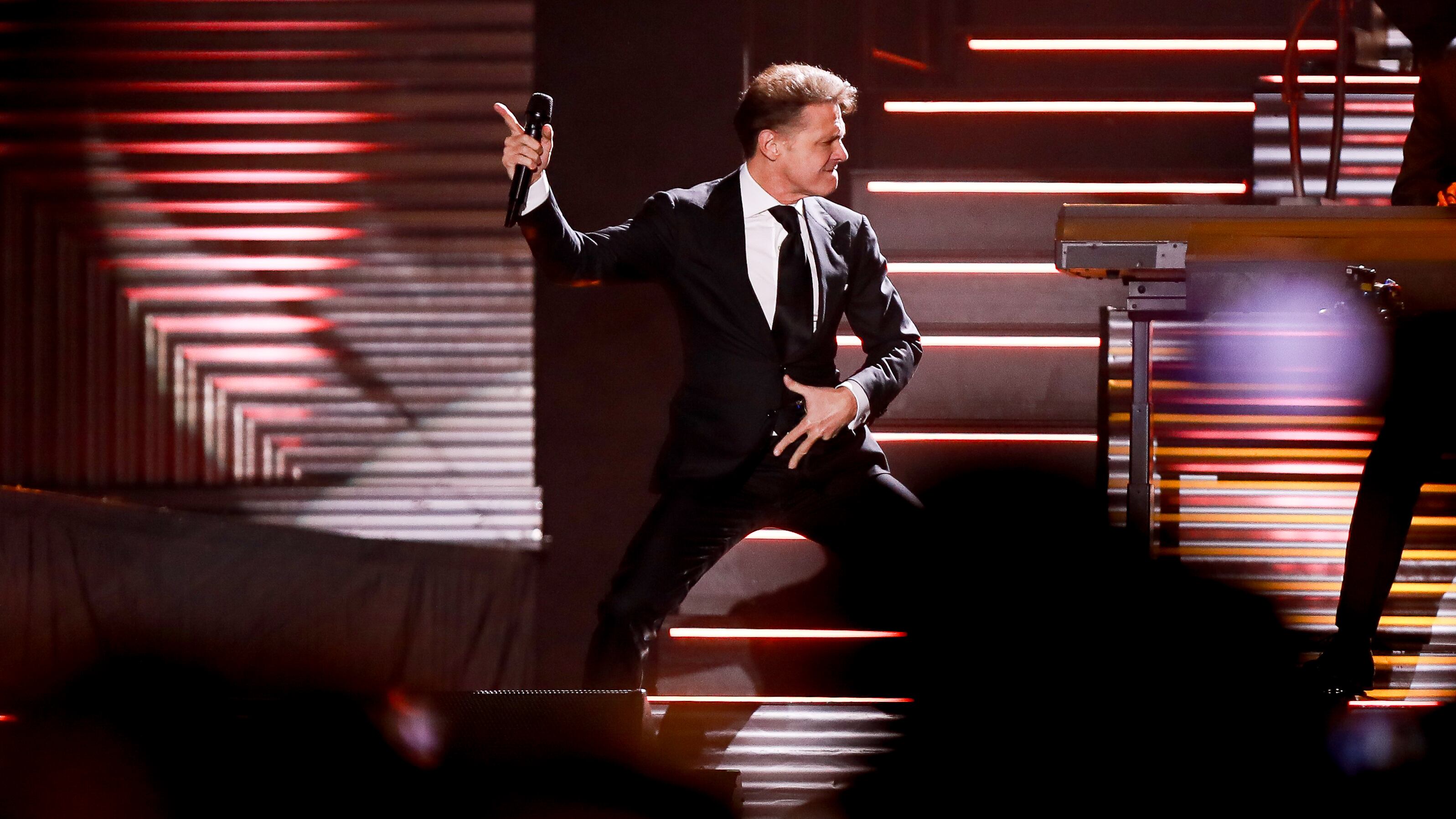 El cantante llegó aminorado de la voz, pero complació a sus casi 45 mil asistentes.