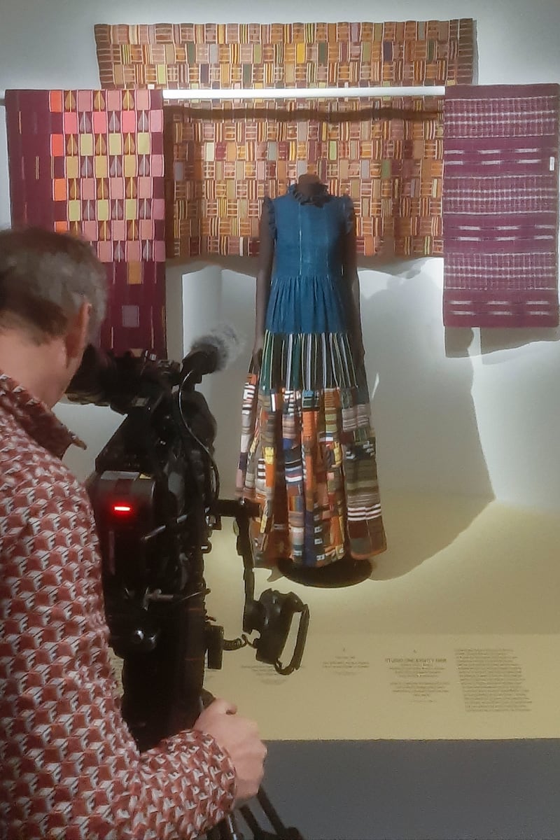 Vista de la exposición 'Africa Fashion', que se inaugura mañana, martes, y estará presente hasta el 12 de julio en el museo Quai Branly- Jacques Chirac de París. EFE/ Antonio Torres Del Cerro