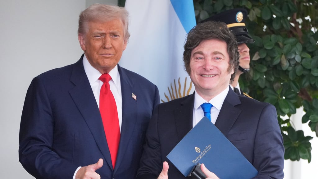 El presidente Donald Trump recibe al presidente de Argentina, Javier Milei, a su llegada a la Casa Blanca, el martes 14 de octubre de 2025, en Washington.