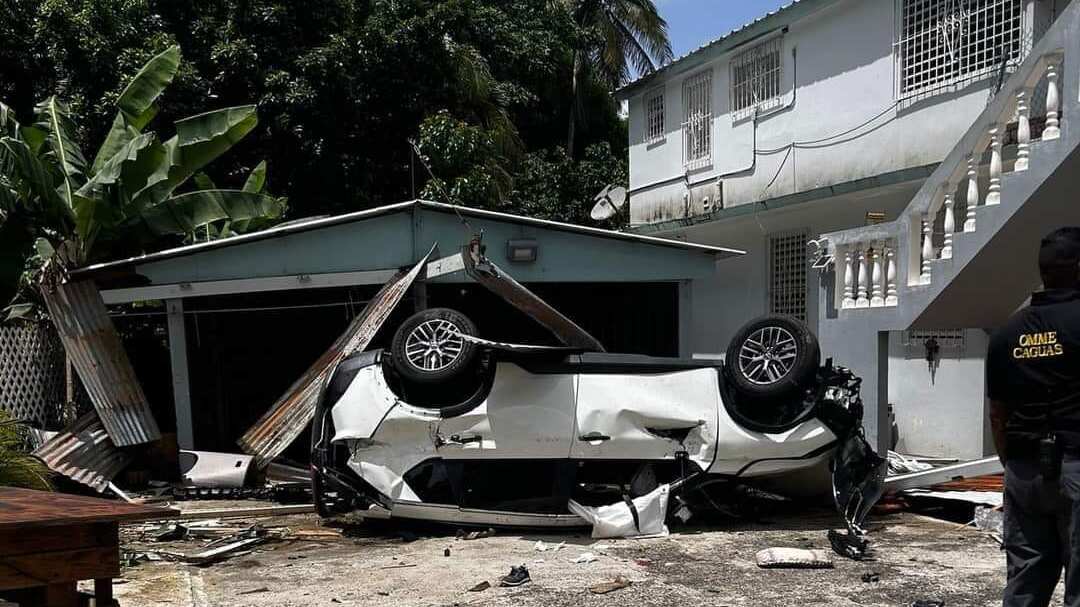 Conductor atropella a un peatón y se estrella contra casa en Caguas.