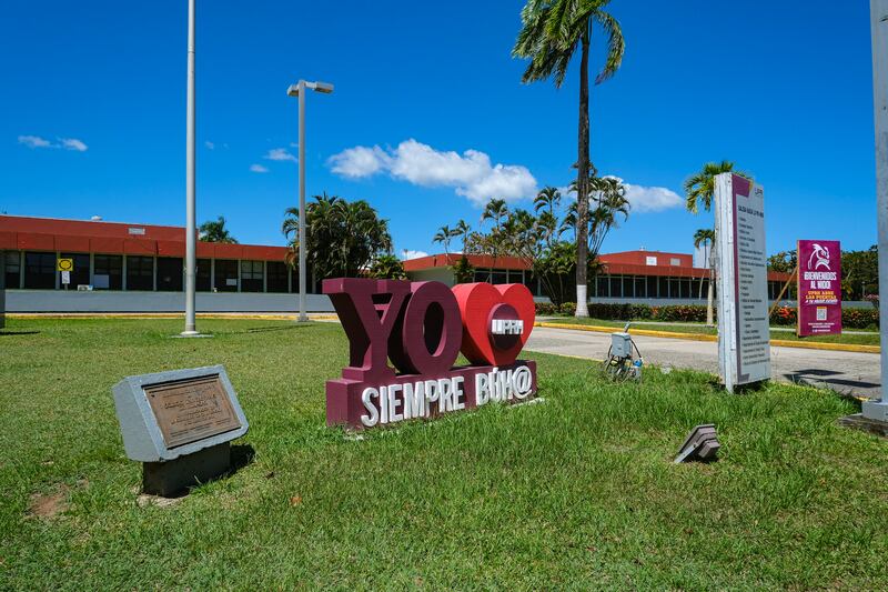 Una pieza en el patio lee "Yo corazón (amo) UPR Humacao. Siempre Búho".