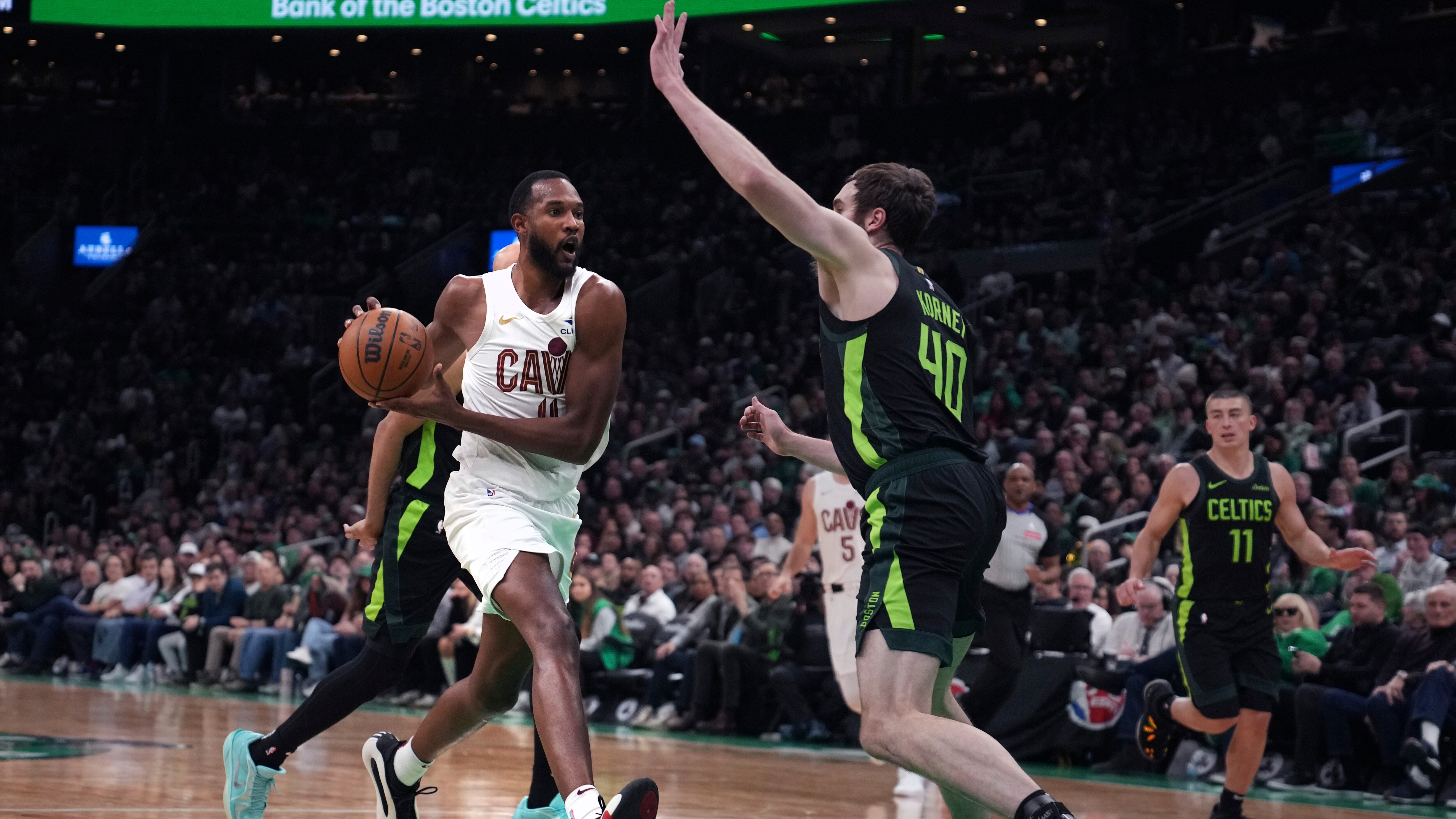 Evan Mobley, con el balón, de los Cavaliers de Cleveland, se enfila rumbo a la canasta frente a Luke Kornet (40), de los Celtics de Boston, durante la primera mitad del juego de baloncesto de la NBA, el viernes 28 de febrero de 2025, en Boston. (AP Foto/Charles Krupa)