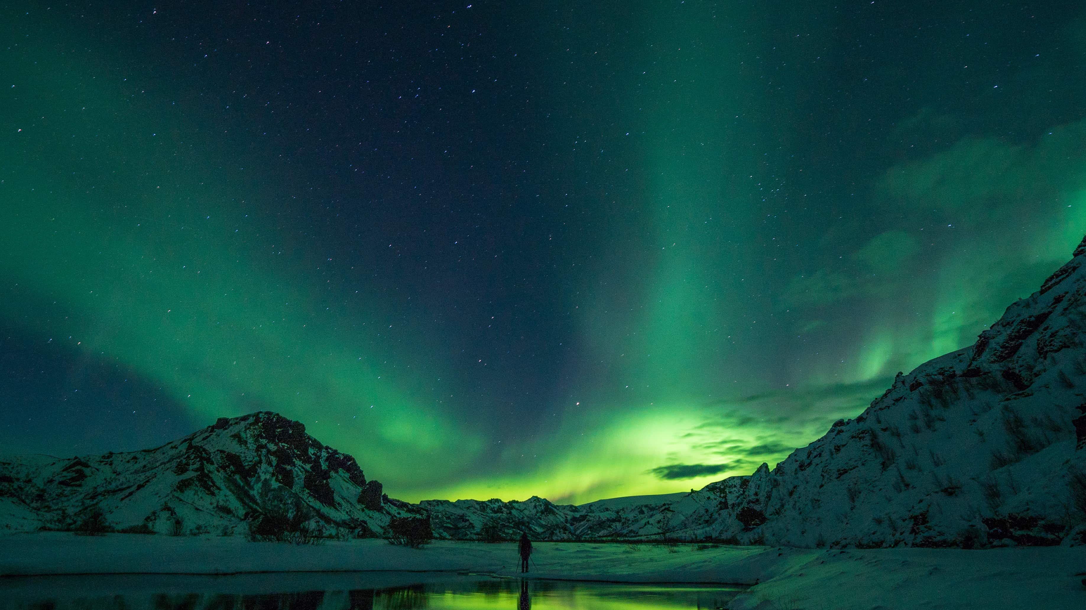 La aurora polar es un fenómeno atmosférico que se presenta en ciertas regiones del planeta. Se llaman auroras boreales si se producen en el hemisferio norte, y auroras australes en el hemisferio sur. Foto: Freepik.
