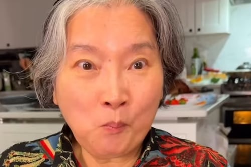 Coreanos se quedan boquiabiertos al probar el lechón asado