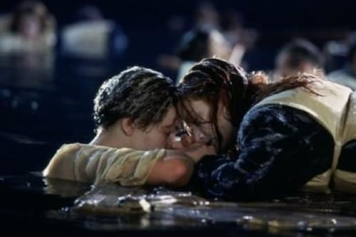 Subastan la puerta que mantuvo con vida al personaje de Kate Winslet en “Titanic”
