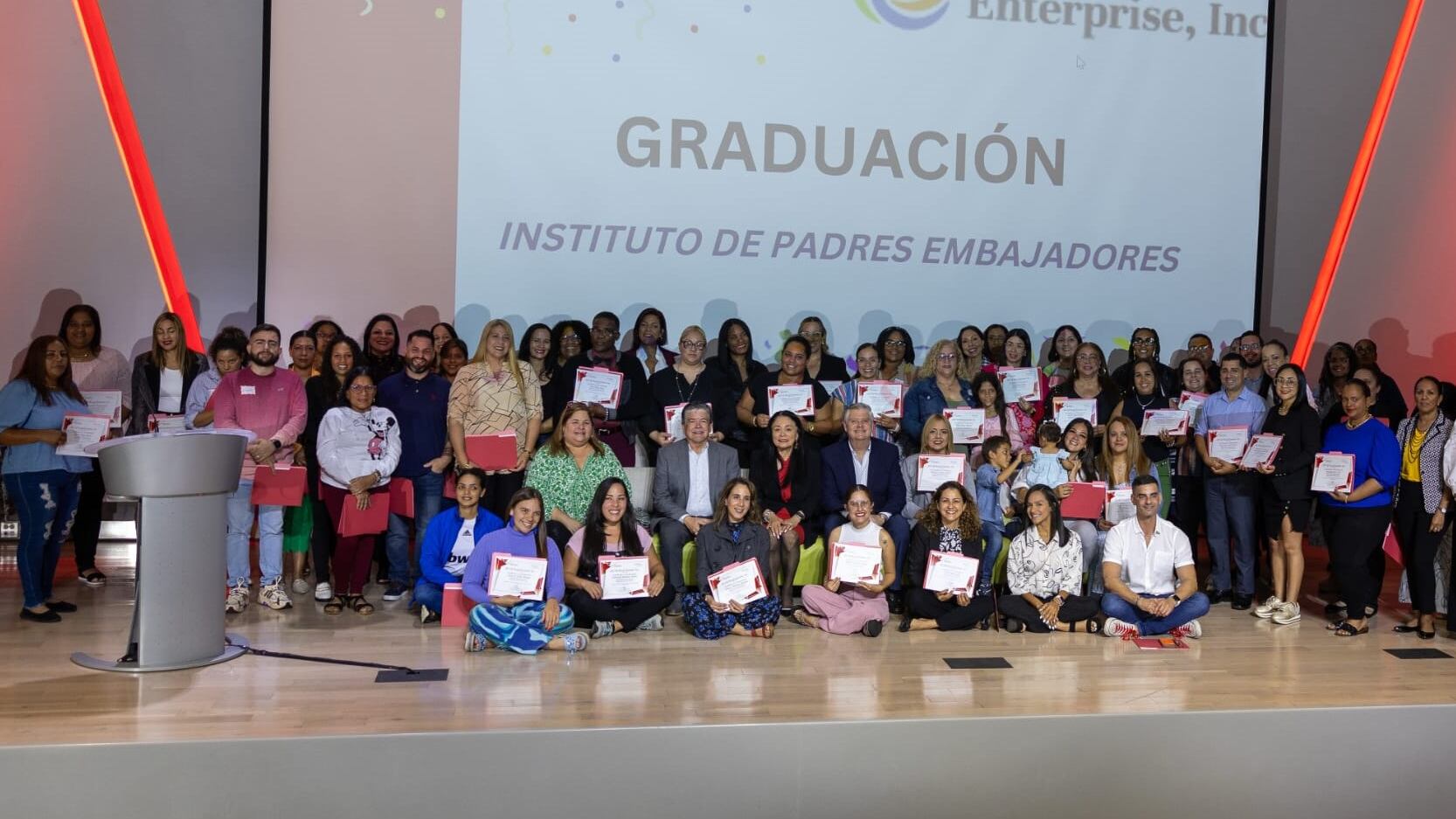 Más de 60 padres de comunidades de Sabana Llana y sus alrededores se graduaron del Instituto de Padres Embajadores (IPE), una iniciativa que busca fortalecer el liderazgo de las familias para que se conviertan en colaboradores y defensores activos de los derechos educativos de los estudiantes de comunidades desventajas de San Juan.