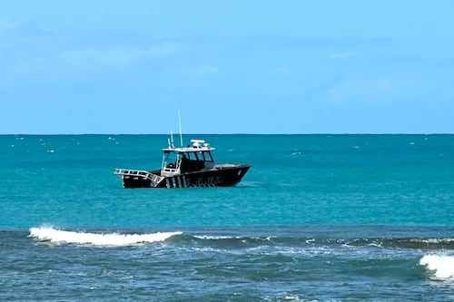 Buscan dar con hombre arrastrado por la corriente en Manatí