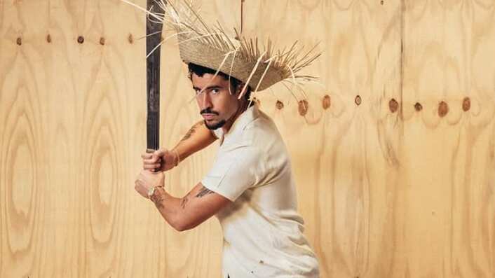 Con plátanos y sombrero: Bad Bunny “tira más fotos” para celebrar nuevo récord por su disco