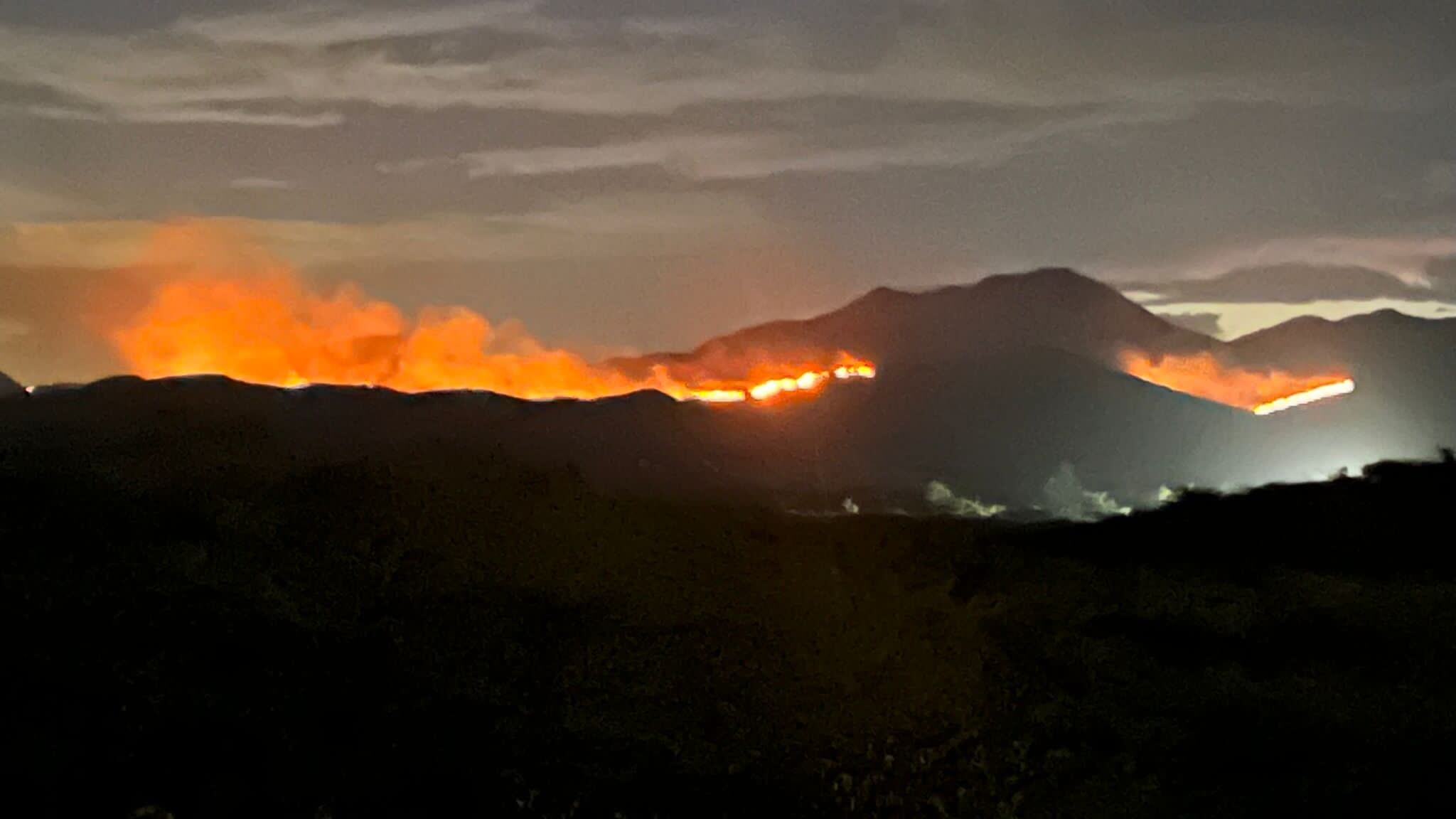 fuego forestal en terrenos del Campamento Santiago en Salinas