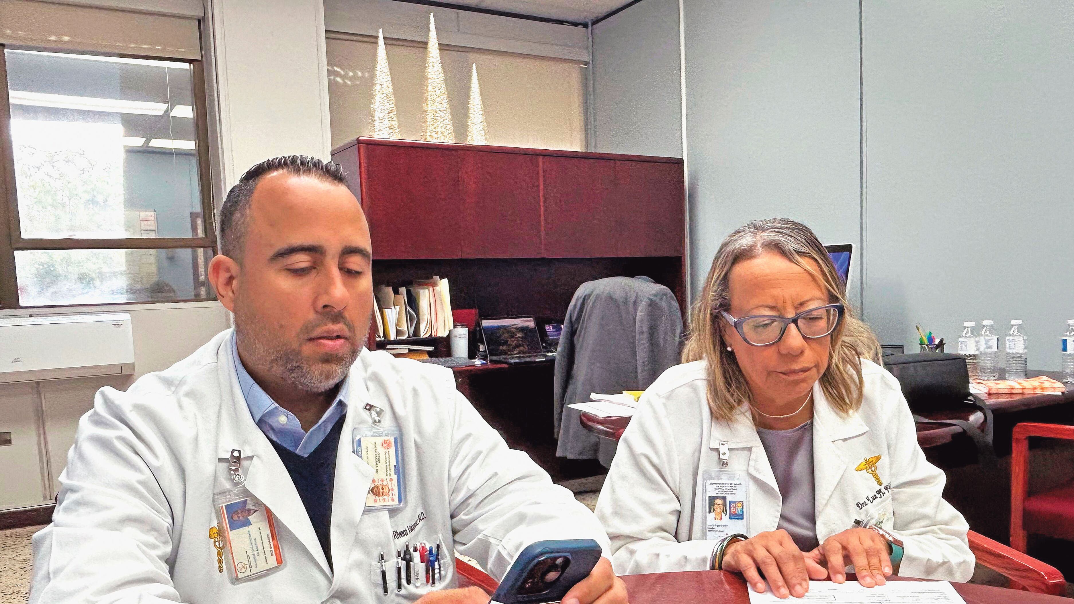 El doctor Efraín Rivera Vázquez, gerente de Manejo de Camas, junto a la doctora Luz Félix Colón, asesora del departamento. UDH