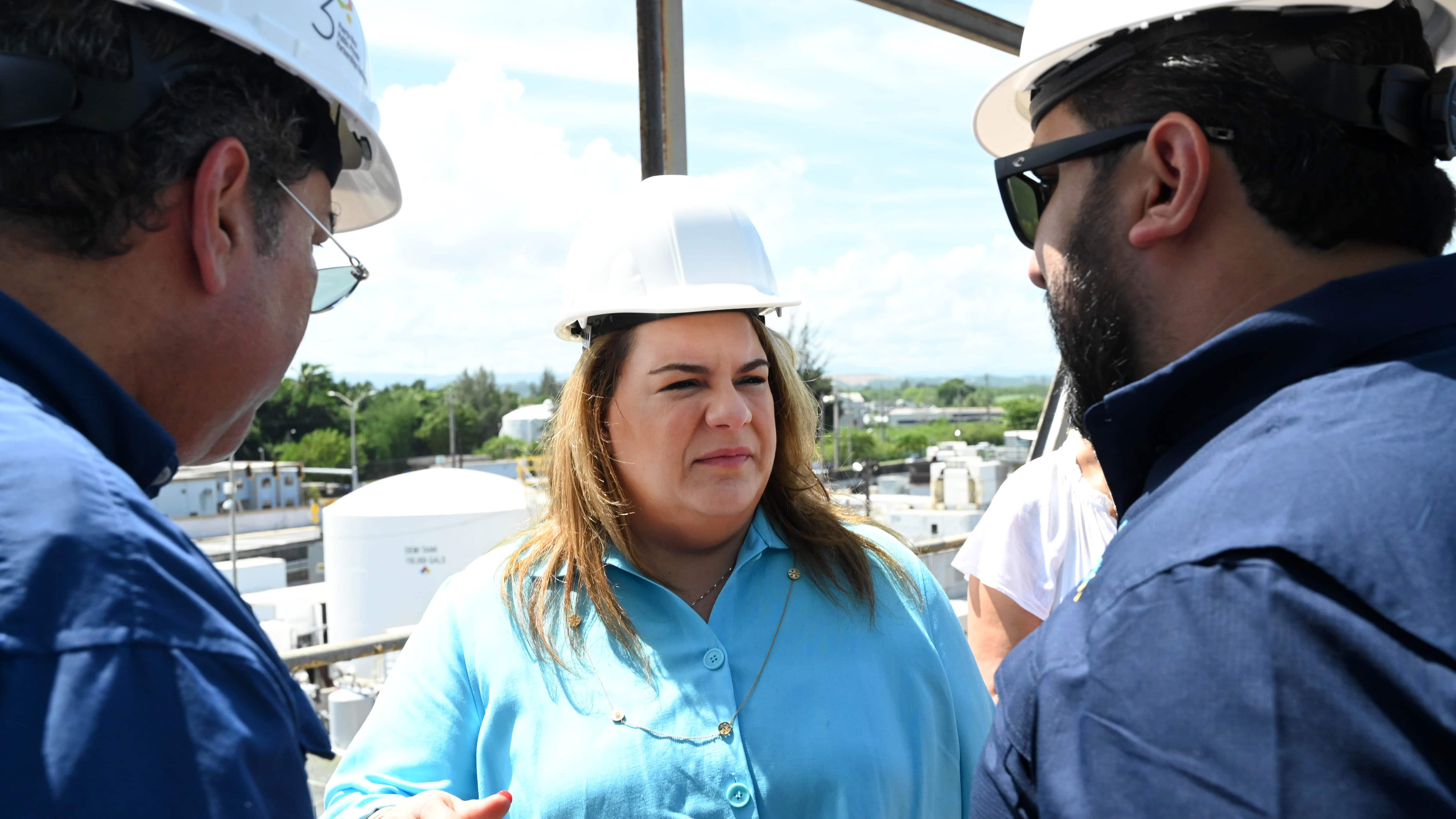 La gobernadora, Jennifer González recorre la Planta Eléctrica de Palo Seco.