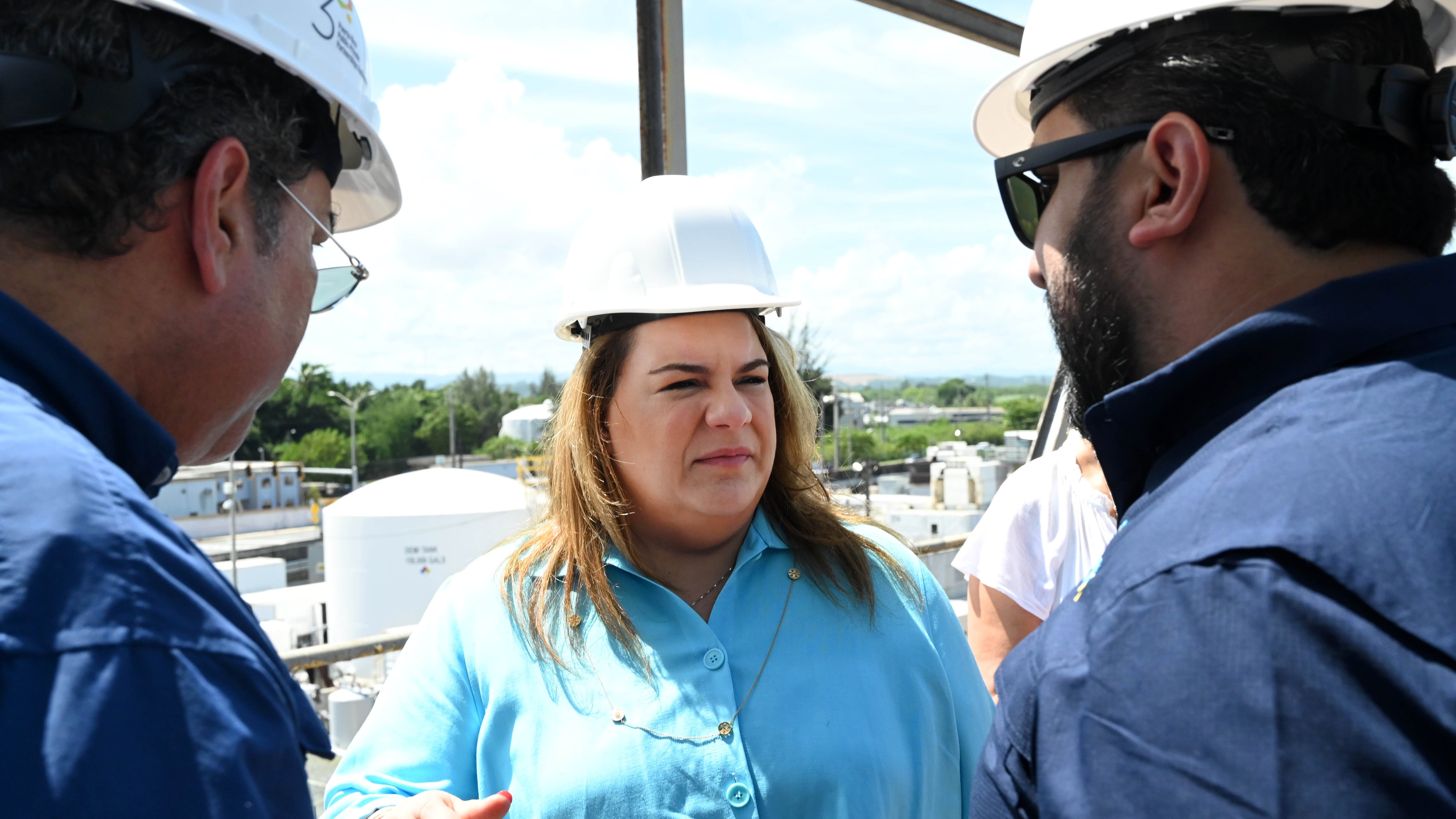 La gobernadora, Jennifer González recorre la Planta Eléctrica de Palo Seco.