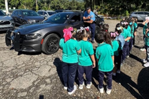 Estudiantes de kindergarten conocen el rol policial a través del programa “Tu Amigo el Policía”