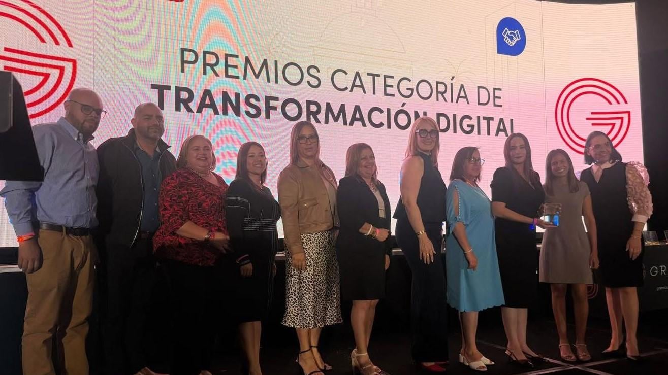 Con el premio de Transformación Digital en la mano la vicealcaldesa de Cataño, María Pérez Ramos junto a otros empleados municipales.