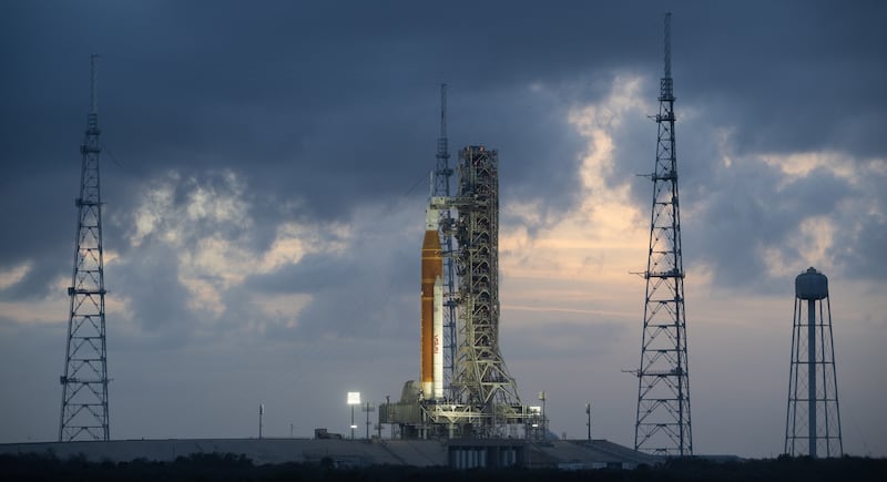 Fotografía cedida por la NASA donde se muestra el cohete del Sistema de Lanzamiento Espacial (SLS) y la nave espacial Orion de la misión Artemis II sobre una plataforma de lanzamiento móvil este lunes, en el Complejo de Lanzamiento 39B del Centro Espacial Kennedy en Cabo Cañaveral (EE.UU.).